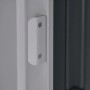 Detailaufnahme: Türgriff des silbernen Metall-Gerätehauses.