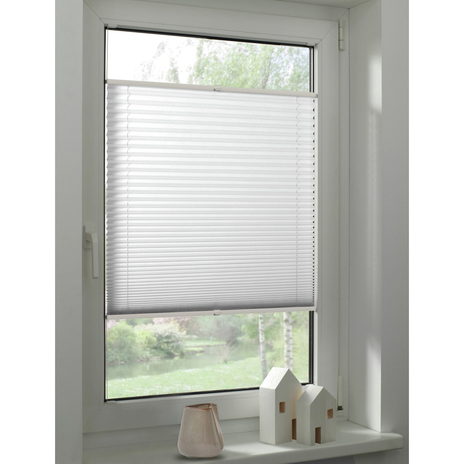 Weißes Schöner Wohnen Plissee Milla 60x130 cm am Fenster, blickdicht und lichtdurchlässig.