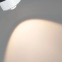 Paulmann LED-Schienenspot Aldan, signalweiß, mit warmweißem Lichtkegel an der Wand.