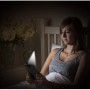 Energizer Booklight Speziallampe: Frau liest mit der LED-Taschenlampe im Bett.