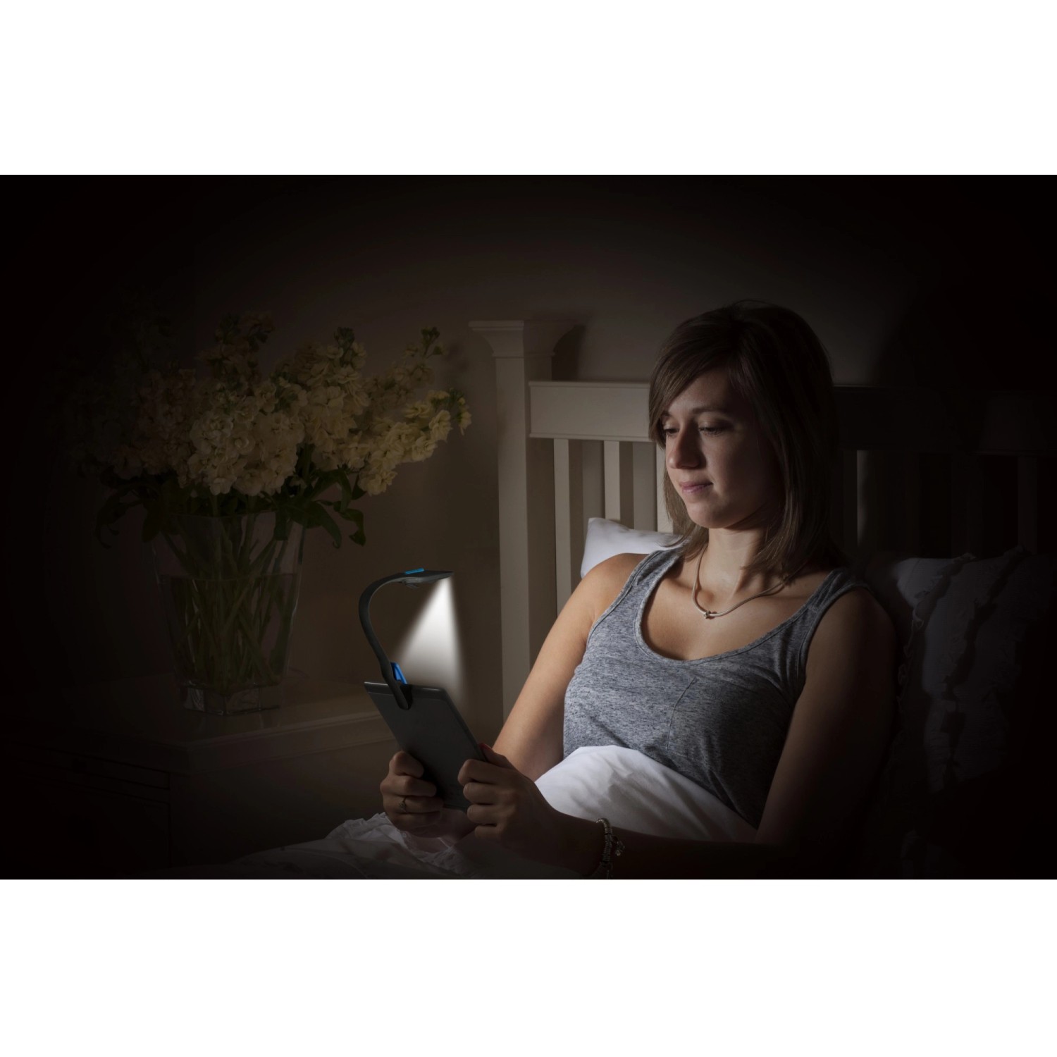 Energizer Booklight Speziallampe: Frau liest mit der LED-Taschenlampe im Bett.