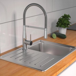 Verchromte Schütte Spiralfeder-Küchenarmatur New York mit Spülbecken und Armatur mit Spiralfederhals.