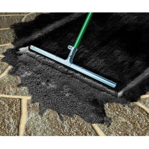 Verfugte Pflasterfläche mit MEM Fix-Fertig-Fugenmörtel in Basalt, aufgetragen mit einem Abzieher.