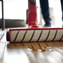 Einhell Bürstenwalze für Hartbodenreiniger Cleanexxo in Aktion auf Holzboden mit Wasser.