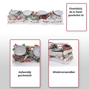 Länglicher Adventskranz aus Holz, weiß, mit vier Kerzenhaltern, geschmückt mit Tannenzapfen und roten Beeren.