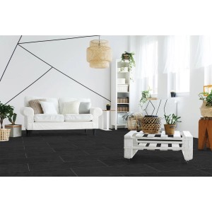 Verlegtes Beispiel: Matte, dunkle Check Bodenfliese aus Quarzkomposit, 60x29,4 cm, im Wohnraum.