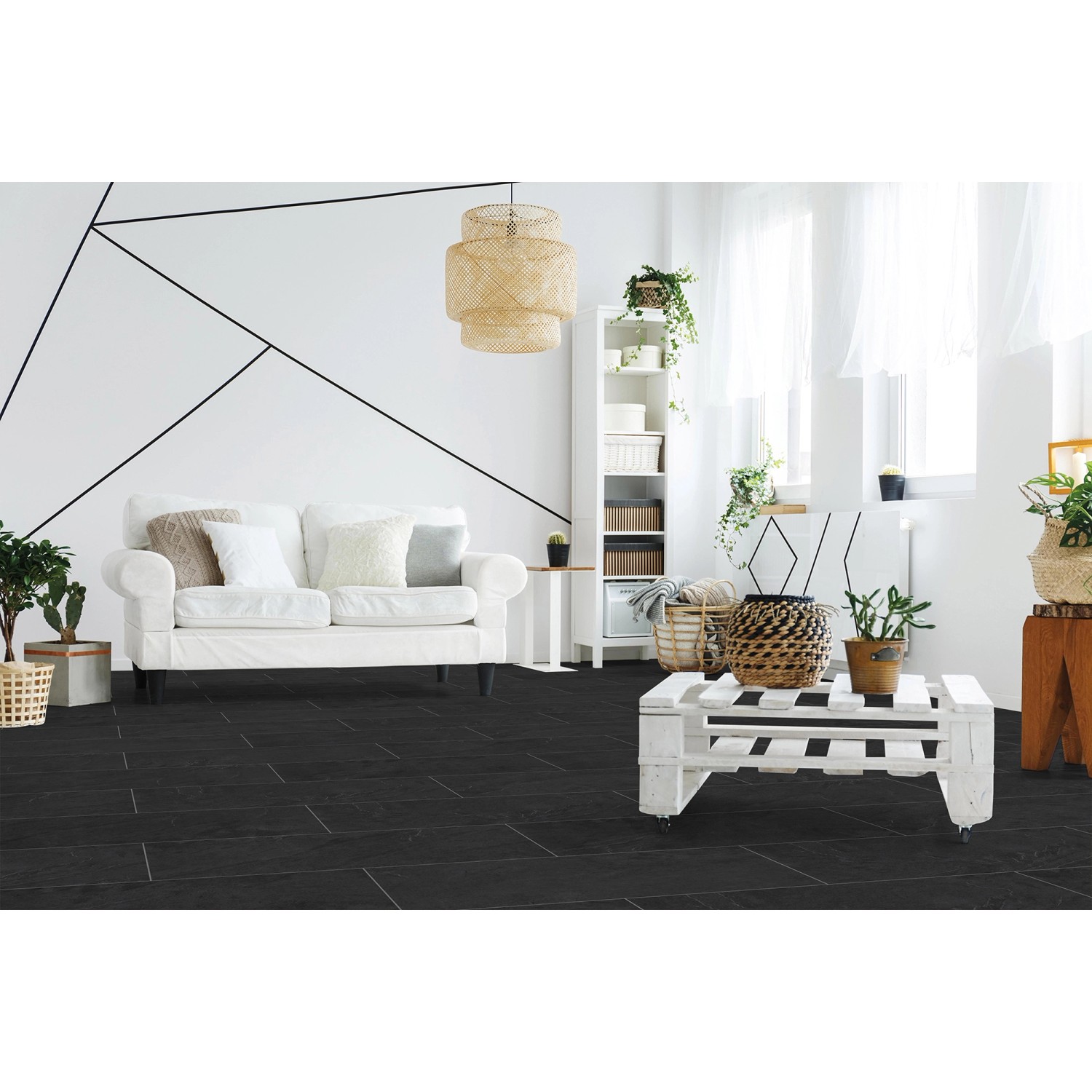 Verlegtes Beispiel: Matte, dunkle Check Bodenfliese aus Quarzkomposit, 60x29,4 cm, im Wohnraum.