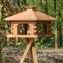 Rustikales XL-Vogelfutterhaus im Blockhaus-Stil mit Holzdach auf optionalem Ständer.
