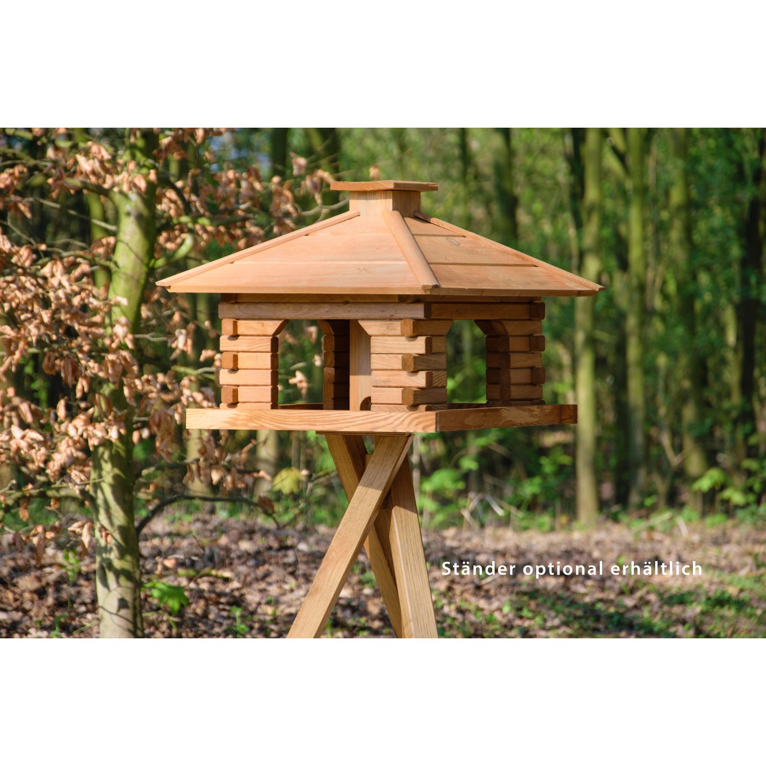 Rustikales XL-Vogelfutterhaus im Blockhaus-Stil mit Holzdach auf optionalem Ständer.