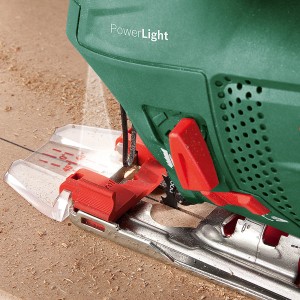 Bosch PST 900 PEL Stichsäge (620 W) beim Sägen von Holz, Detailaufnahme.