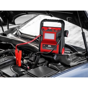 APA Starthilfe Powerpack 300 A mit Kompressor im Motorraum, rote Klemmen an Batterie.
