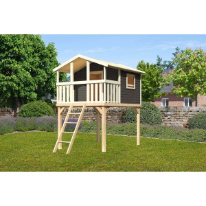 Karibu Stelzenhaus Benjamin in Terragrau mit Holzleiter im Garten.