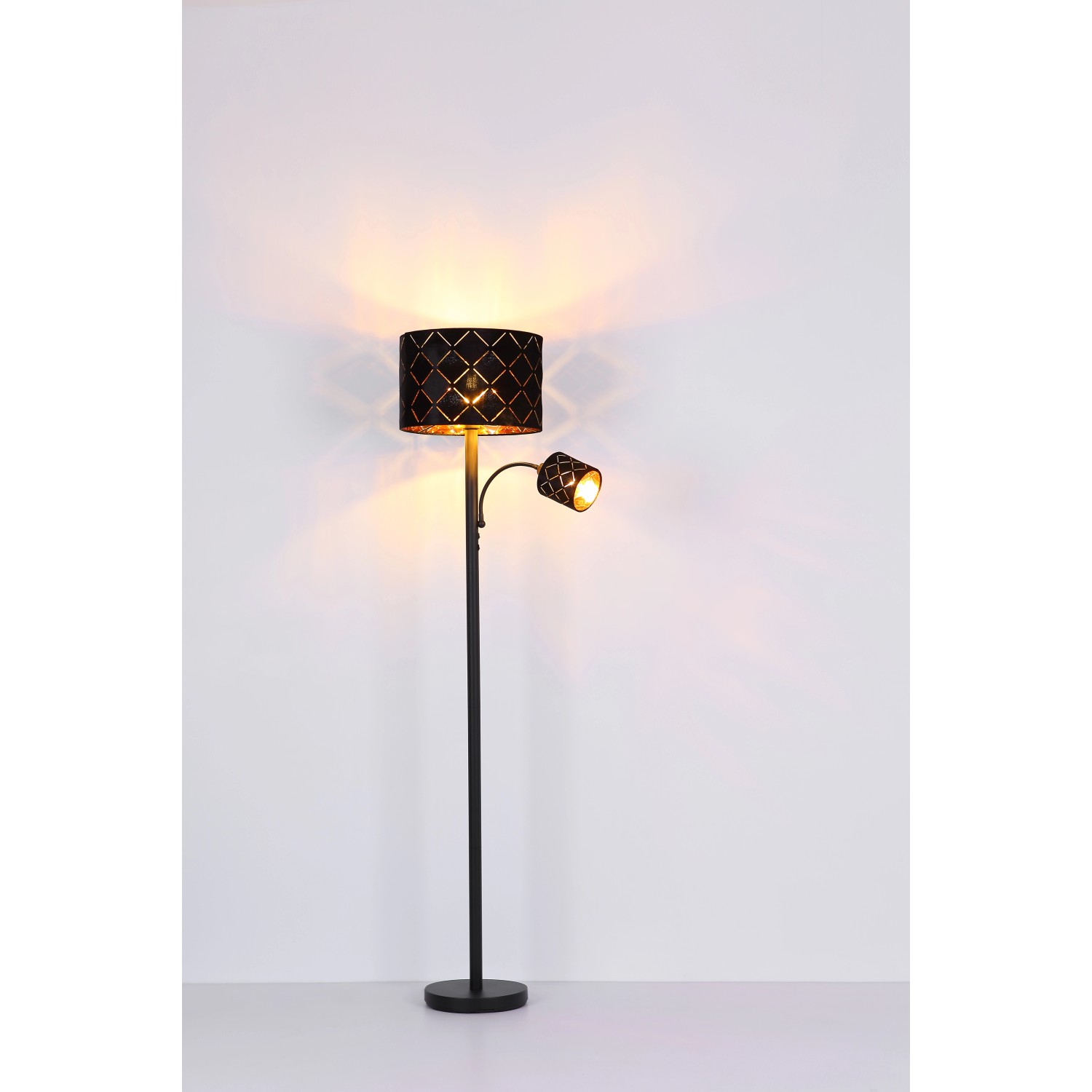 Schwarze Globo Stehlampe Sunna mit zwei Leuchten, Samt-Schirmen und Dekorstanzungen.