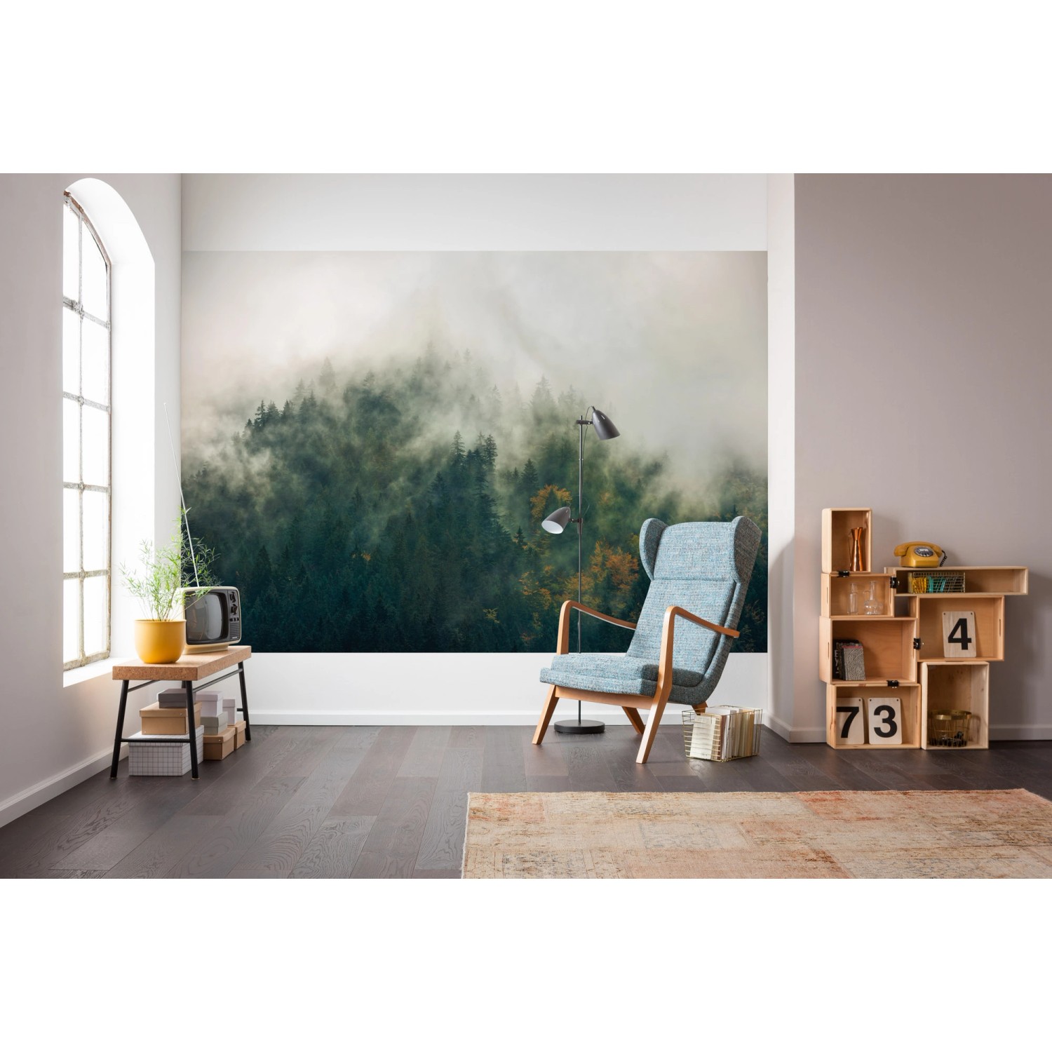 Komar Vlies Fototapete „Tales of the Carpathians“ (300x200 cm) mit Waldmotiv im Wohnraum.