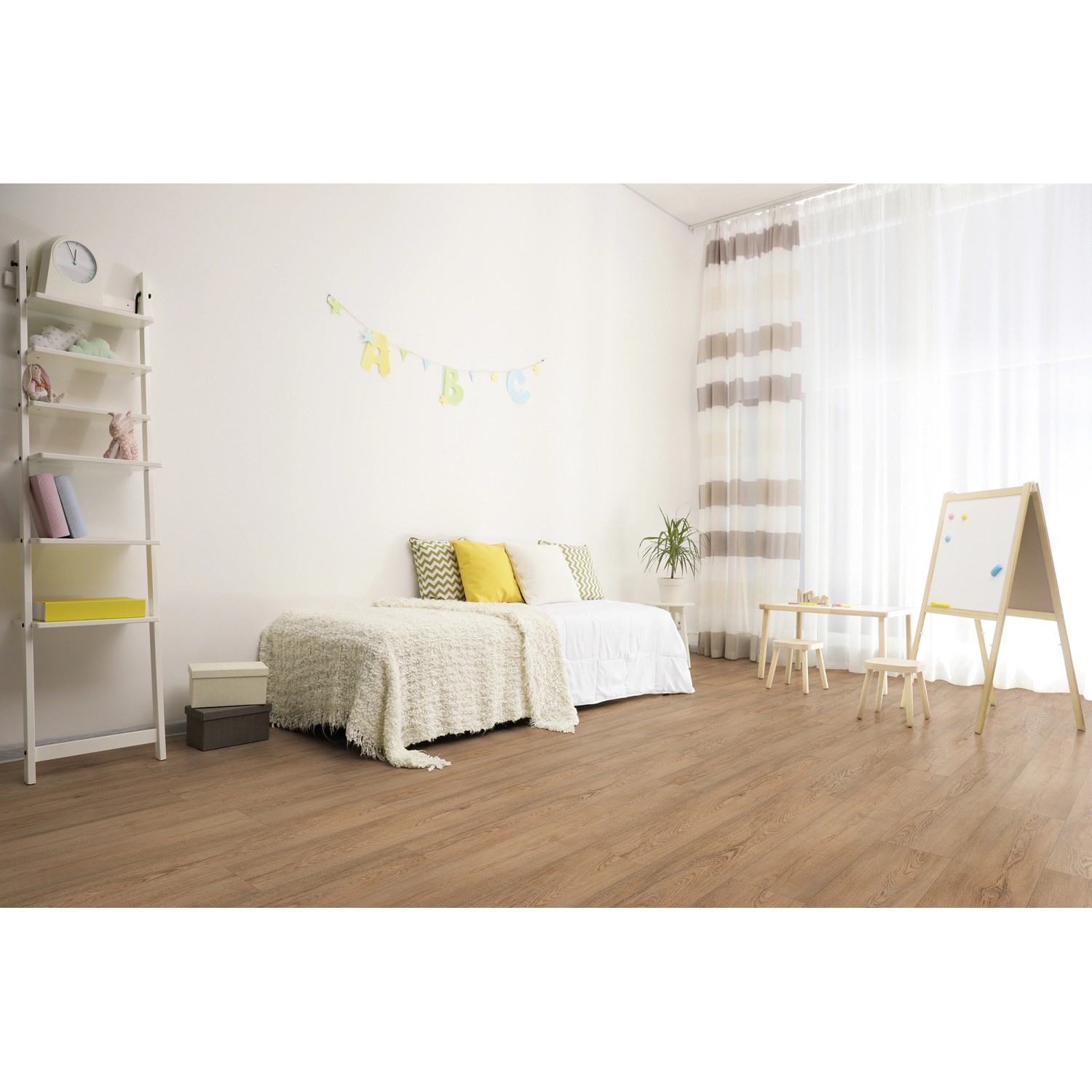 Verlegtes Kaindl Poseidon Laminat Malibu Oak 7 mm im Kinderzimmer mit Möbeln.