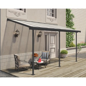 Graues Palram Terrassendach Sierra 447x230 cm mit Sitzgruppe auf Holzterrasse.
