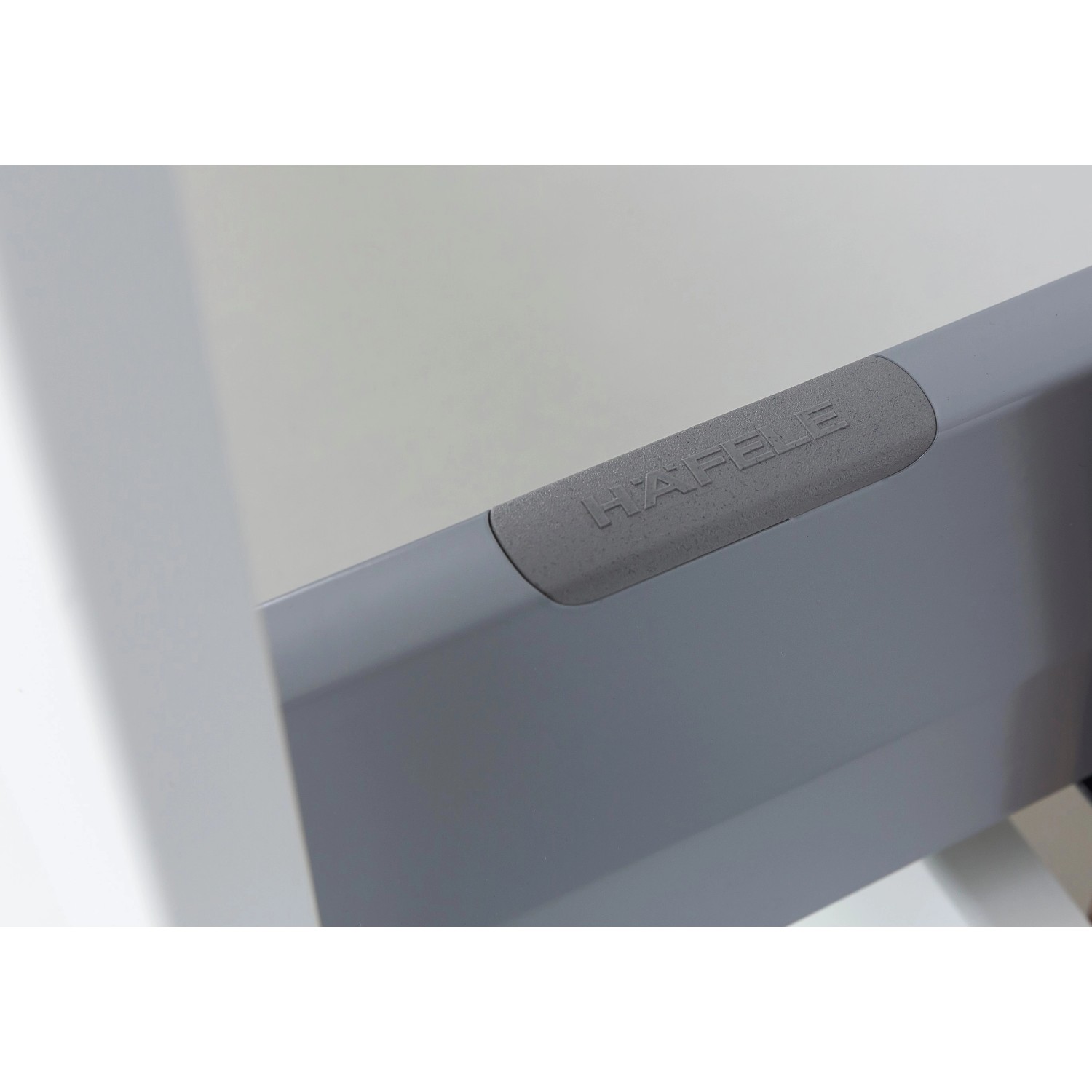 Detailaufnahme: Schublade des Held Möbel Bad-Hochschranks Verona, Wotaneiche Dekor.