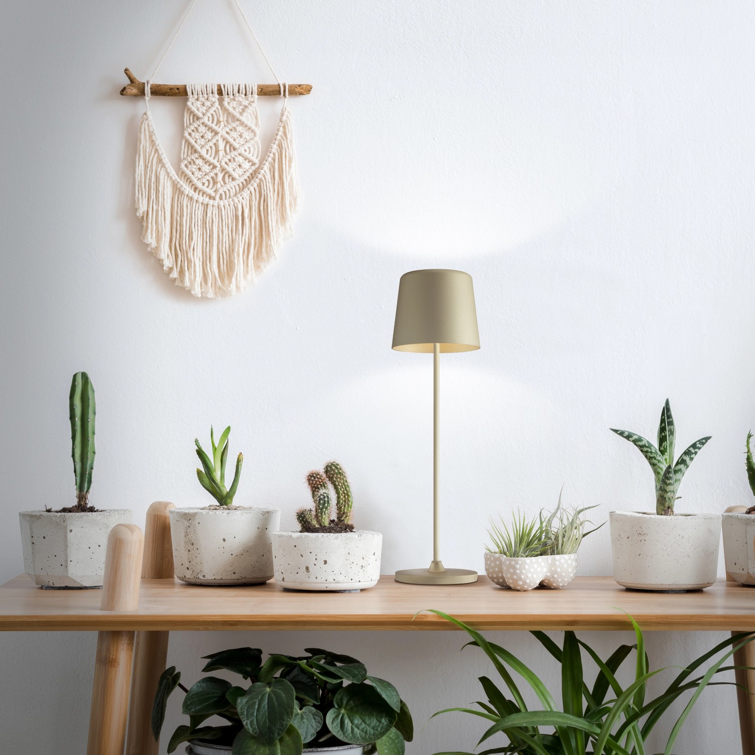 Brilliant LED-Tischleuchte Kaami, 37 cm, Cappuccino Matt, für den Außenbereich.