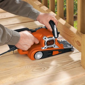 Black+Decker Bandschleifer KA88 in Aktion beim Schleifen von Holz. Schleifmaschine mit 720 W Leistung.