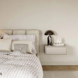 Greige Selsey Nachttisch Framme hängend mit Schublade. Modernes, griffloses Design im Schlafzimmer.