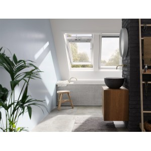 Helles Badezimmer mit Velux Integra Solarfenster GGU FK06 007030 in Weiß.