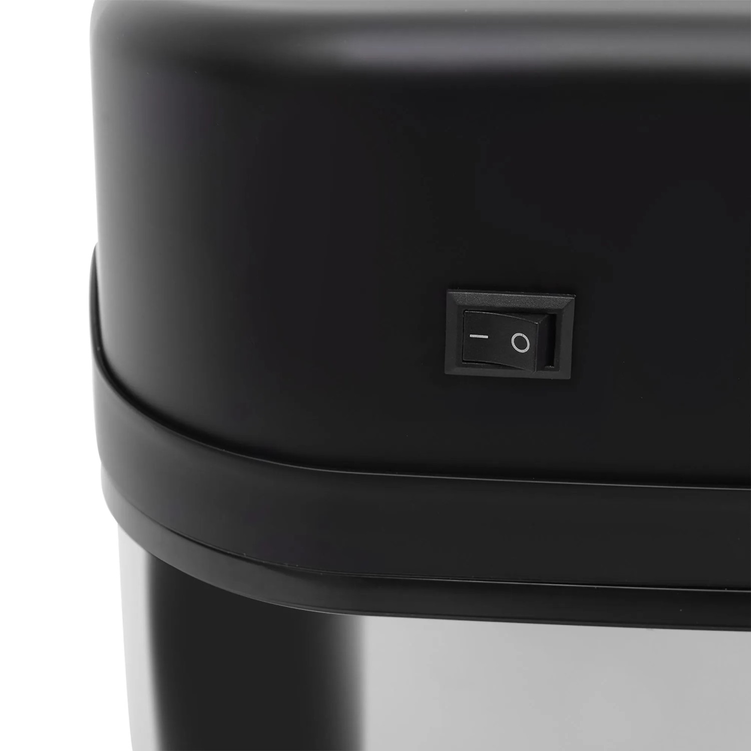 Rückseite des HOMCOM elektrischen Mülleimers. Schwarzer Deckel mit Ein-/Ausschalter für den Sensor-Mülleimer.