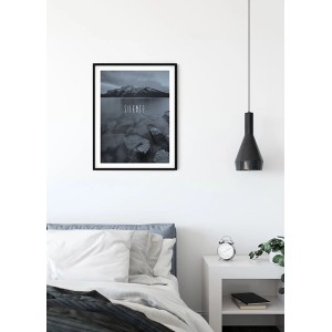 Komar Wandbild Word Lake Steel, 40x50 cm, mit Bergsee-Motiv und dem Wort 'Silence'.