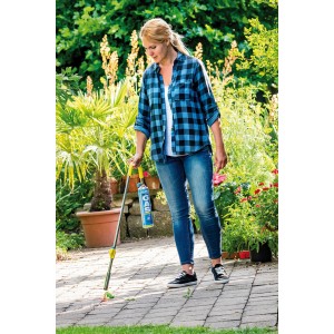 Frau benutzt Gloria Thermoflamm bio Classic Plus Unkrautbrenner im Garten.