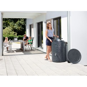 Garantia Regenspeicher Muro 260 l in Grau mit Steinoptik und Wasserhahn im Garten.