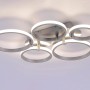 Moderne LED-Deckenleuchte Johanna mit fünf Leuchtringen aus Metall und Stahl.