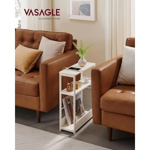 Schmaler, grauer Songmics Nachttisch mit Ladefunktion neben braunem Sofa.