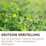 Frische grüne Luzernepflanzen auf einem Feld, Rohstoff für hochwertiges Supravit Luzernecobs Pferdefutter.