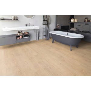 Heller Badraum mit Egger Aqua+ Laminat Eiche Redmont Hell, wasserfest und passend zu grauer Badewanne.
