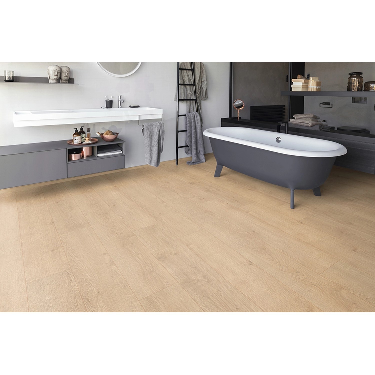Heller Badraum mit Egger Aqua+ Laminat Eiche Redmont Hell, wasserfest und passend zu grauer Badewanne.