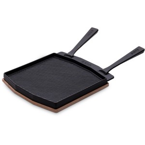Ooni doppelseitige Grillpfanne aus Gusseisen mit Holzbrett und abnehmbaren Griffen.