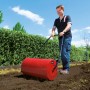 Einhell Rasenwalze GC-GR 57 im Einsatz: Rote Gartenwalze zum Verdichten von Erde und Saatgut.
