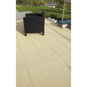 Helle, gewaschene Country Platte in Gelb, 40x40 cm, verlegt auf einer Terrasse mit Gartenmöbel.