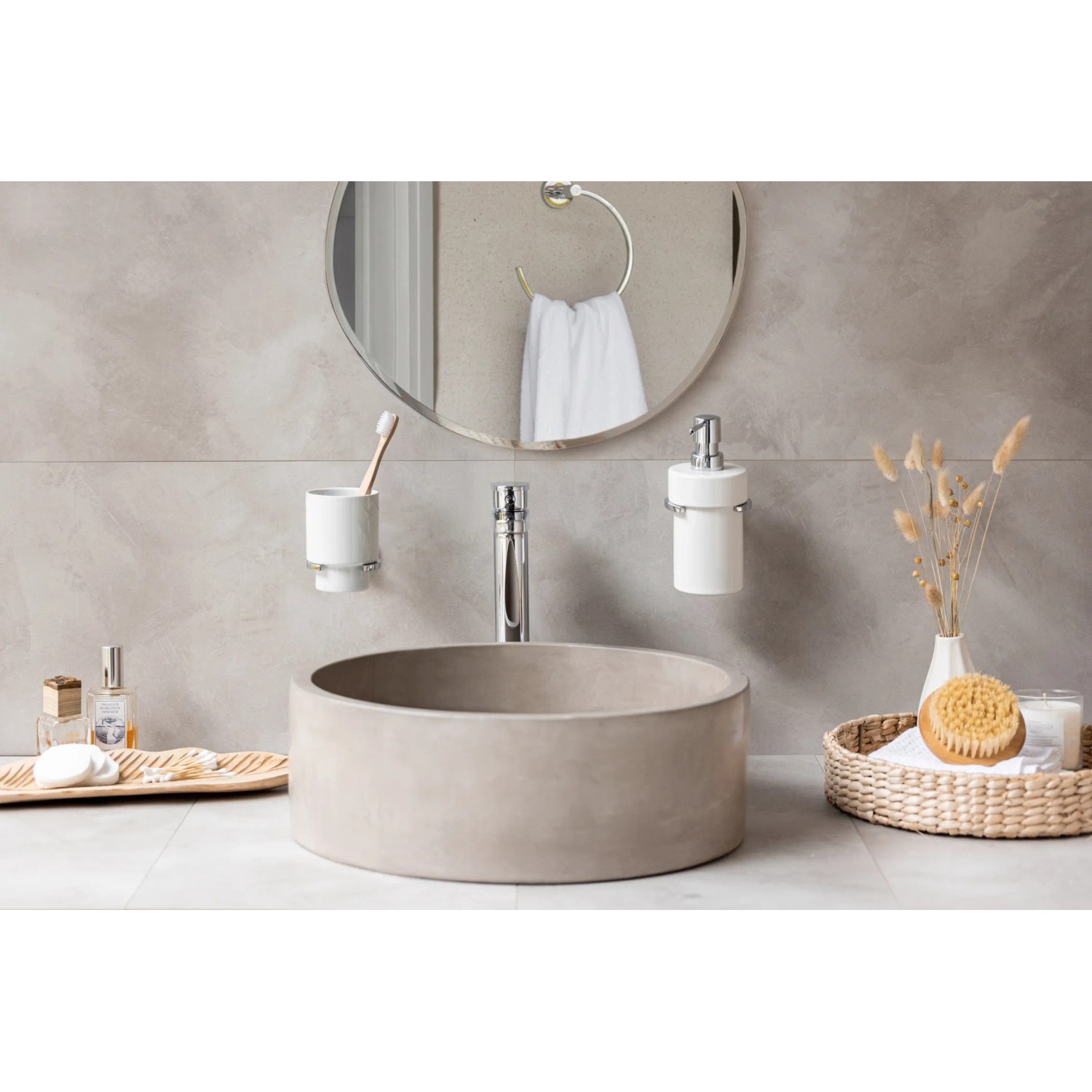 Wenko Seifenspender Isera UV-Loc® in Silber glänzend, montiert im Badezimmer.