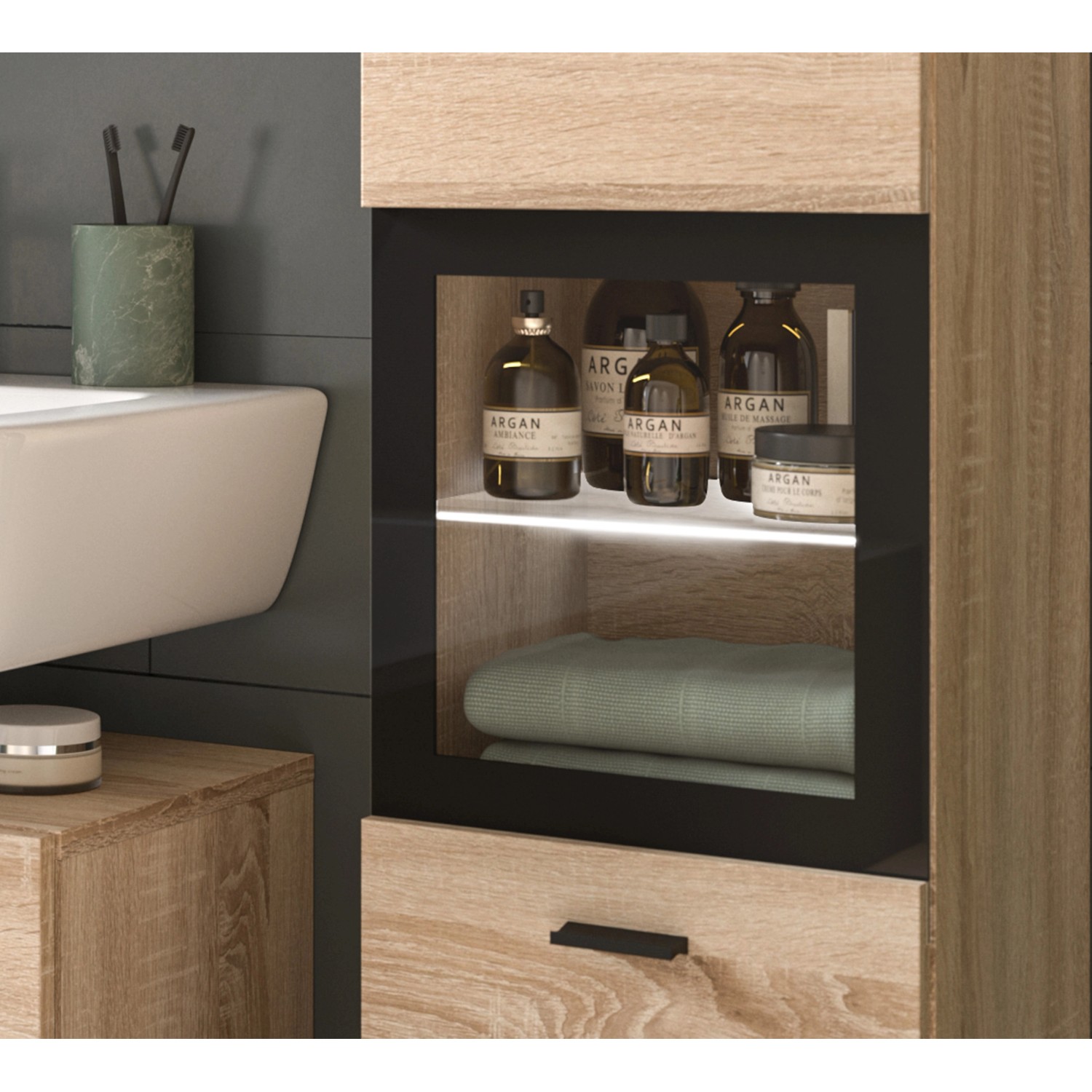 Badkombination in Sonoma Eiche mit Waschbecken, Spiegel und Hängeschrank für Badutensilien.