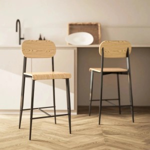 Zwei HOMCOM Barhocker mit Naturholz-Sitzflächen und schwarzen Metallgestellen in moderner Küche. Ideal als Küchenstuhl.