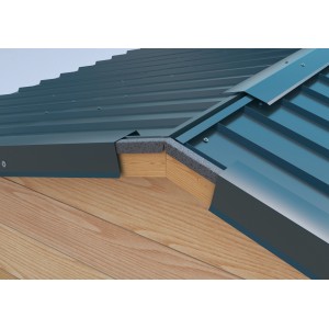 SDF Firstblech Zuschnitt in Anthrazit auf einem Dach, Detailansicht.
