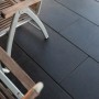 Diephaus Terrassenplatten Finessa in Schwarz-Basalt (80x40) auf Terrasse mit Gartenmöbeln.
