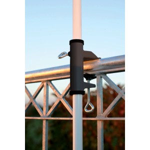 Anthrazitfarbener Videx Garden Sonnenschirmhalter Typ H zur Montage am Balkongeländer.