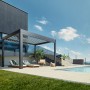 Moderne Biohort Pergola in Dunkelgrau/Silber-Metallic neben Pool und Haus. Terrassenüberdachung mit Lamellen.