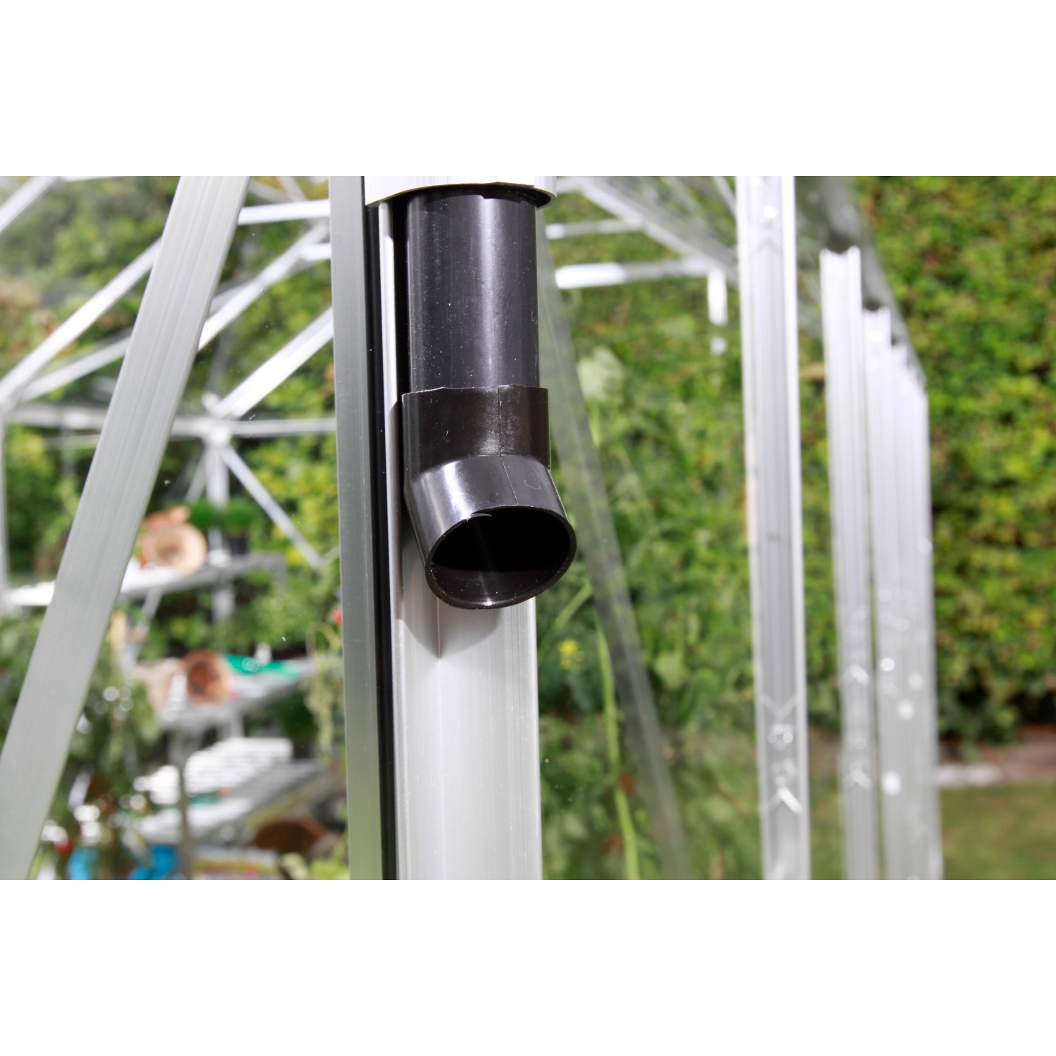 Detailaufnahme: Schwarzes Regenrohr-Set am Vitavia Gewächshaus Apollo.