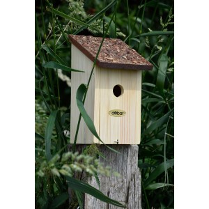 Nistkasten aus Kiefernholz mit braunem Rindendach für Wildvögel.