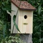 Nistkasten aus Kiefernholz mit braunem Rindendach für Wildvögel.