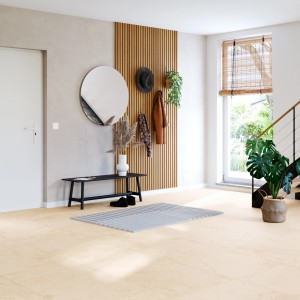 Heller Eingangsbereich mit Feinsteinzeug Bodenfliese 60x60 cm in Steinoptik verlegt.