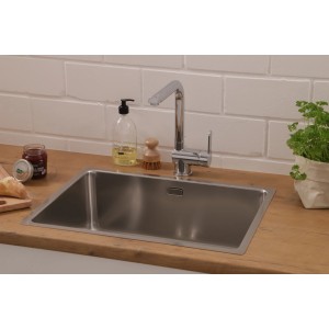 Respekta Einbauspüle Detroit, 59x43,5cm, Edelstahl, mit Armatur auf einer Holzarbeitsplatte.