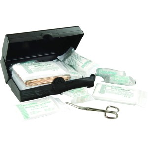 Geöffneter Leina Verbandskasten DIN 13164-2022 mit Rettungsdecke und Verbandsmaterial.